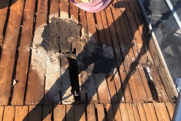 雨漏りした屋根の様子